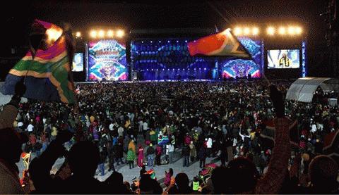 Nam Phi chuẩn bị bước vào thời khắc lịch sử trong buổi lễ khai mạc World Cup 2010. Ảnh: Getty Images