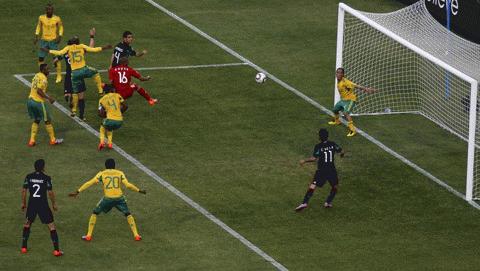 Vela đã việt vị trong tình huống này, vì trước
            mặt ảnh chỉ còn một cầu thủ Nam Phi. Ảnh: Reuters
