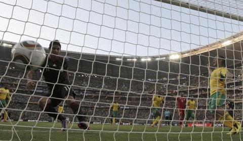 Vela có phen mừng hụt, và tình huống này sẽ
            còn gây nhiều tranh cãi bởi luật việt vị của FIFA. Ảnh: Reuters