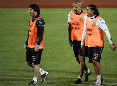 Bố trí Messi, Veron và Tevez như thế nào là một bài toán nan giải với Maradona.jpg
