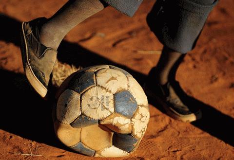 Thường ngày, trẻ em Soweto phải đá những quả bóng như thế này. Ảnh: Getty Images