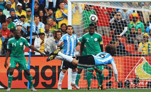 Heinze đánh đầu ghi bàn duy nhất cho Argentina. Ảnh: Getty Images