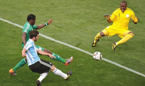 Enyeama xuất sắc cứu cho Nigeria không ít bàn thua. Ảnh: Getty Images