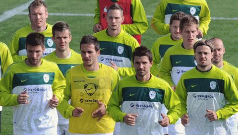 Slovenia quyết giành những điểm số đầu tiên. Ảnh: Getty Images