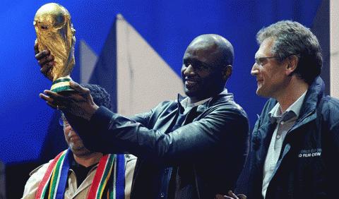 Vieira bên cạnh TTK FIFA Valcke trao Cúp vàng cho BTC World Cup 2010. Ảnh: Getty Images