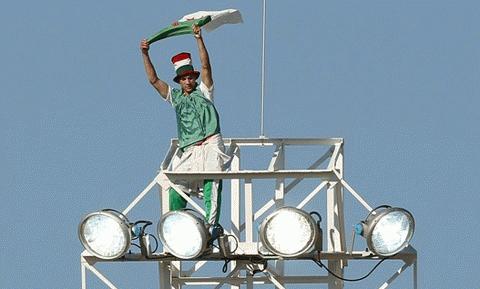 Bằng cách nào mà CĐV Algeria này có mặt trên giàn đèn? Ảnh: Getty Images