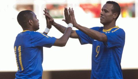 Robinho và Fabiano kết hợp rất ấn tượng trên hàng công. Ảnh: Getty Images