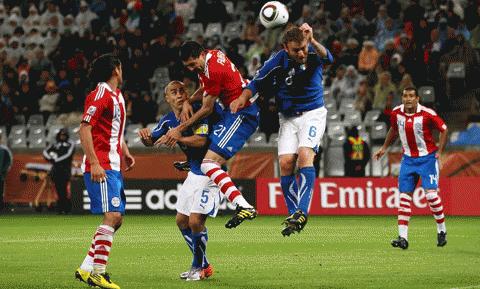 Alcaraz ghi bàn mở tỉ số trước sự bất lực của các cầu thủ Italia. Ảnh: Getty Images