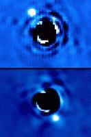 Vị trí của Beta Pictoris b (màu trắng) đã có nhiều thay đổi trong hai bức ảnh chụp năm 2003 và 2009. Ảnh: NatGeo.