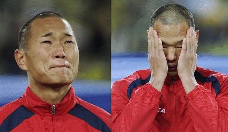 Cầu thủ Triều Tiên khóc khi hát quốc ca