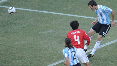 Higuain ghi bàn đầu tiên tại World Cup 2010. Ảnh: Getty Images