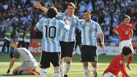 Higuain kết thúc trận đấu bằng cú hat-trick, đưa Argentina đặt một chân vào vòng knock-out. Ảnh: Getty Images