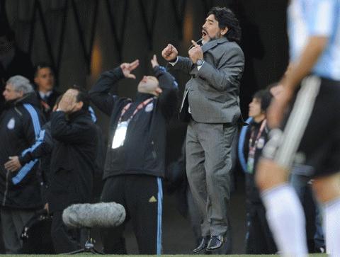 Maradona thể hiện cảm xúc tột cùng khi các học trò liên tục ghi bàn vào lưới Hàn Quốc. Ảnh: Getty Images