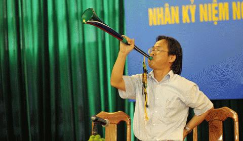 Nguyễn Lân Trung vuvuzela. Ảnh: Đức Anh