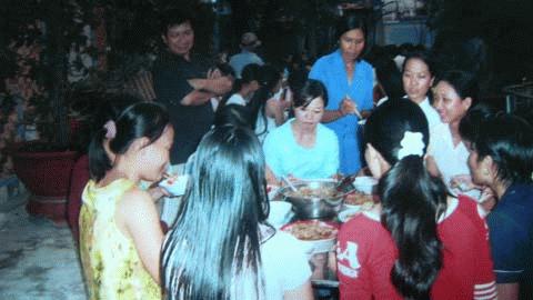 Các sĩ tử quây quần trong bữa ăn do ông Thái tổ chức. 