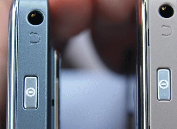 Nokia E72 màu đồng (bên phải) bị hở nắp