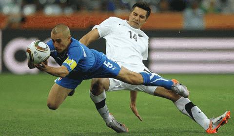 Cannavaro mắc lỗi trong cả 2 trận hòa của Italia. Ảnh: Getty Images