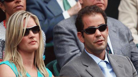 Có mặt trên khán đài còn có cả huyền thoại Pete Sampras và vợ, Bridgette Wilson