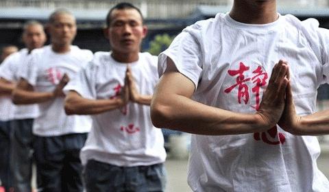 Các tù nhân trong bài tập Yoga ngoài trời (Nguồn: Sina)