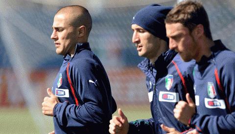 Hàng thủ Italia liên tục mắc sai lầm, và Cannavaro là lỗ hổng lớn nhất. Ảnh: Getty Images