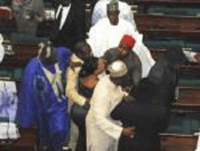 Các nghị sĩ xông vào túm giật lẫn nhau ngay trong quốc hội (Nguồn: allafrica)