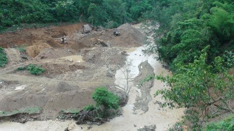Con sông Chà Hạ chạy qua 3 xã Yên Hòa, Yên Tĩnh, Yên Na vốn trong  mát đã bị băm nát và bóp nghẹt dòng chảy từ khi người ta đổ xô về đây  đãi vàng.