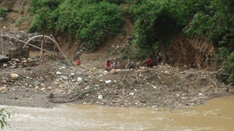Người dân ở bên dòng Chà Hạ cứ đến buổi nông nhàn lại vác cuốc,  sàng ra đào đãi, tìm từng hạt vàng lẫn trong đất cát.