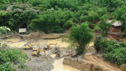 Không thể xác định được dòng chảy chính của con sông Chà Hạ khi  khai trường khai thác vàng của doanh nghiệp can thiệp bằng máy móc hiện  đại.