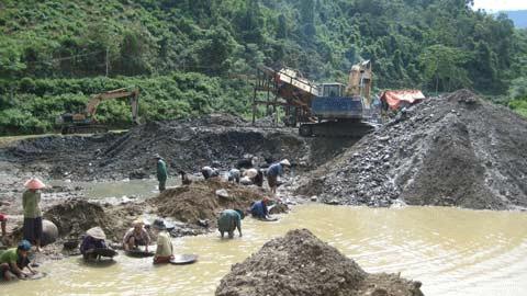 Dưới cái nắng chói chang, cả máy móc và người vẫn miệt mài đào xới  giữa dòng Chà Hạ, tạo nên khung cảnh sôi động giữa núi rừng. Dòng Chà  Hạ bị băm nát từng khúc, lòng sông như một bãi ngổn ngang.