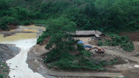 Dòng Chà Hạ chỉ còn lại là một lạch nước nhỏ màu vàng quạch.