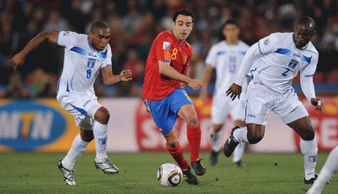 Xavi chưa phát huy được hiệu quả trong lối chơi mà Del Bosque xây dựng. Ảnh: Getty Images