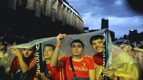 Trời mưa không thể ngăn cản hàng nghìn người có mặt bên ngoài SVĐ Santiago Bernabeu để xem đội nhà thi đấu qua màn hình lớn