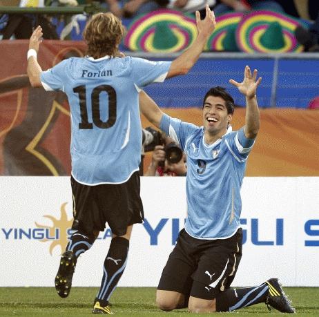 diego-forlan-and-luis-suarez.jpg