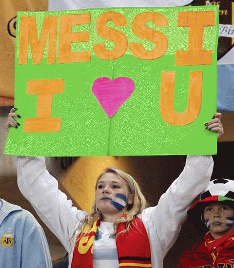 Vẫn biết là Messi đã có bạn gái rồi, nhưng fan nữ này vẫn dành cho tiền vệ của Argentina những tình cảm đặc biệt