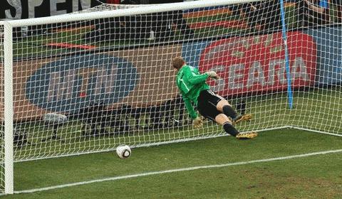 Pha bóng gây tranh cãi nhất World Cup 2010. Ảnh: Getty Images