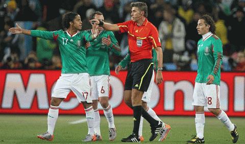 Trọng tài Rosetti phải trả giá vì sai lầm trong trận Argentina - Mexico. Ảnh: Getty Images