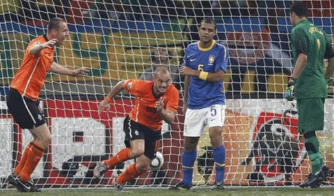 Sneijder làm lu mờ Kaka và nhấn chìm Brazil trong nỗi thất vọng. Ảnh: Reuters