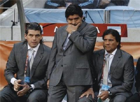 HLV Maradona đang đứng ngồi không yên khi bị Đức dẫn trước