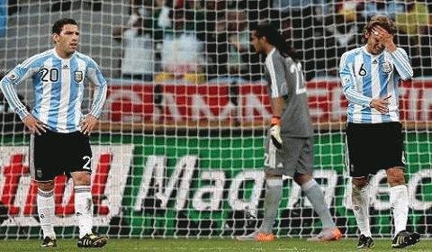 Các cầu thủ Argentina ngậm ngùi sau trận thua 0 - 4 với Đức. Thua trận này, Argentina sẽ là đội bóng Nam Mỹ thứ 2 phải rời Nam Phi