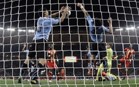 Pha dùng tay đẩy bóng của Suarez trong trận đấu gặp Ghana (Nguồn: AP)