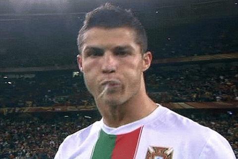 Hình ảnh khó coi của đội trưởng C. Ronaldo trước ống kính máy quay