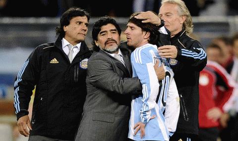 Nỗi buồn của Maradona và Messi sau trận thua Đức. Ảnh: Reuters