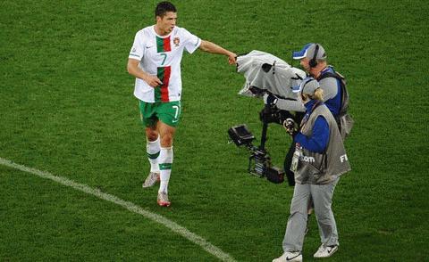 Ronaldo để lại hình ảnh xấu xí ở Nam Phi. Ảnh: Getty Images