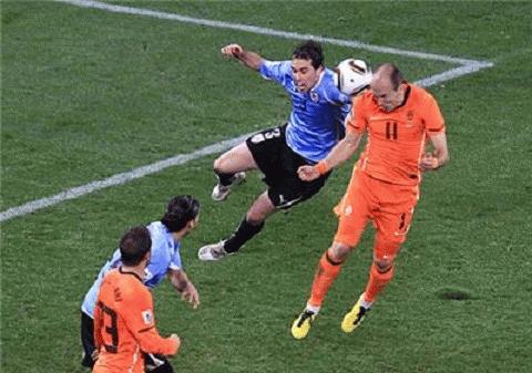 Pha đánh đầu của Robben giúp Hà Lan vươn lên dẫn trước cách biệt 2 bàn với Uruguay