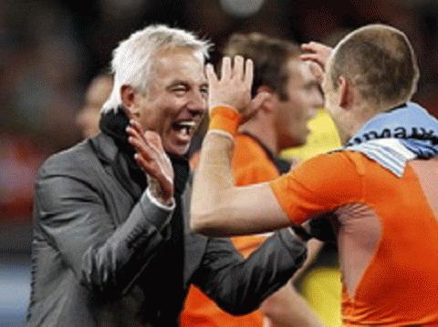 Marwijk chia vui chiến thắng với Robben - Ảnh Reuters