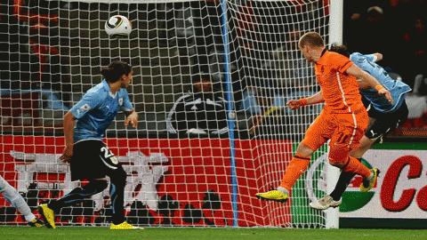 Tuy không cao, nhưng Robben vẫn có được bàn thắng bằng đầu đóng góp vào chiến thắng 3-2 của Hà Lan trước Uruguay