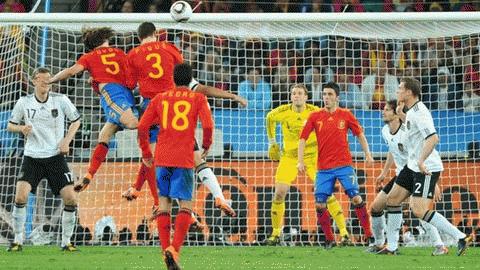 Pha đánh đầu ghi bàn duy nhất của Puyol. Ảnh: Getty Images