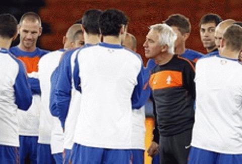 HLV Van Marwijk và các học trò chuẩn bị cho trận CK World Cup 2010 - Ảnh Getty