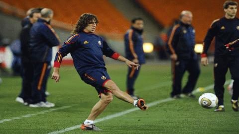 Như thưởng lệ người hùng trong trận bán kết với Đức, trung vệ Carles Puyol vẫn là thủ lĩnh ở hàng hậu vệ
