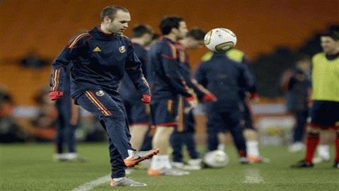 Iniesta vẫn là một "mắt xính" quạn trọng trong cách "bài binh bố trận" của HLV Del Bosque